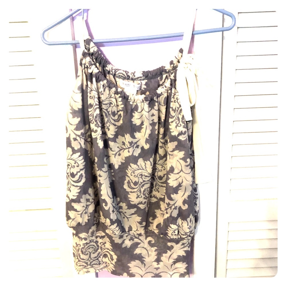 Flirty and chic gray/whit paisley silky tank